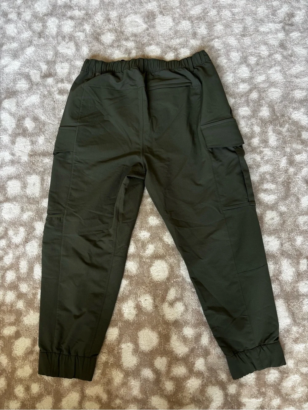 lululemon Men's Cargo pocket Joggers in medium Olive- NEW / Size 36